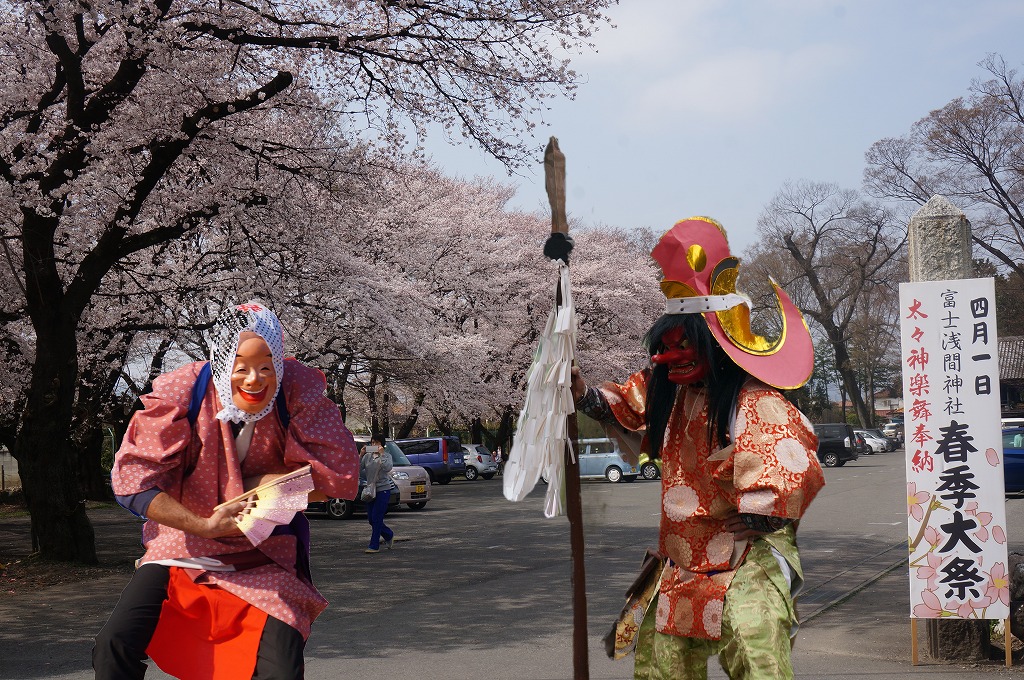 Sarutahiko and Modoki visit a  Fujisengen shrine 